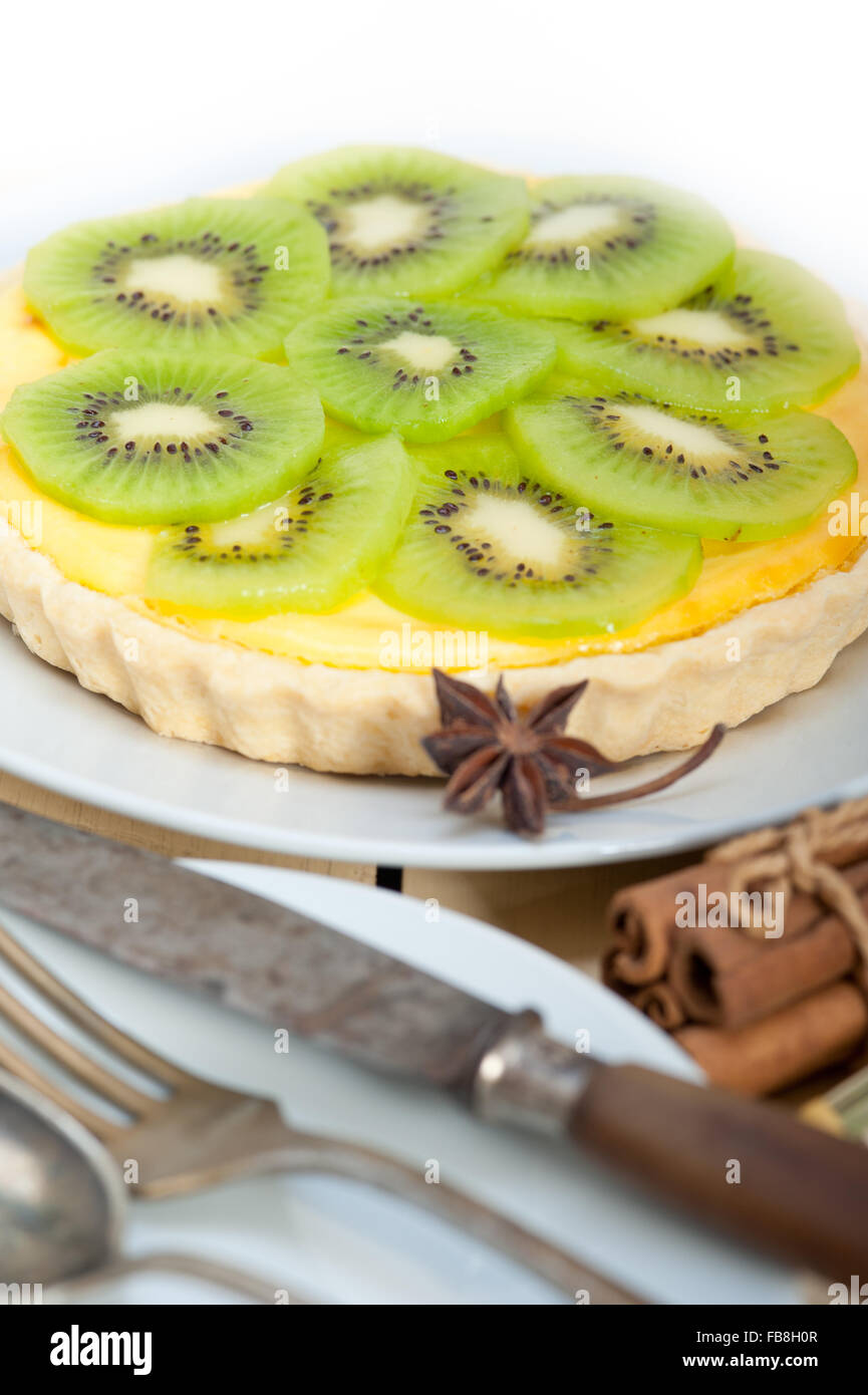 Kiwi Torte Torte mit Zitrone Pudding Sahne und Gewürzen Stockfotografie ...