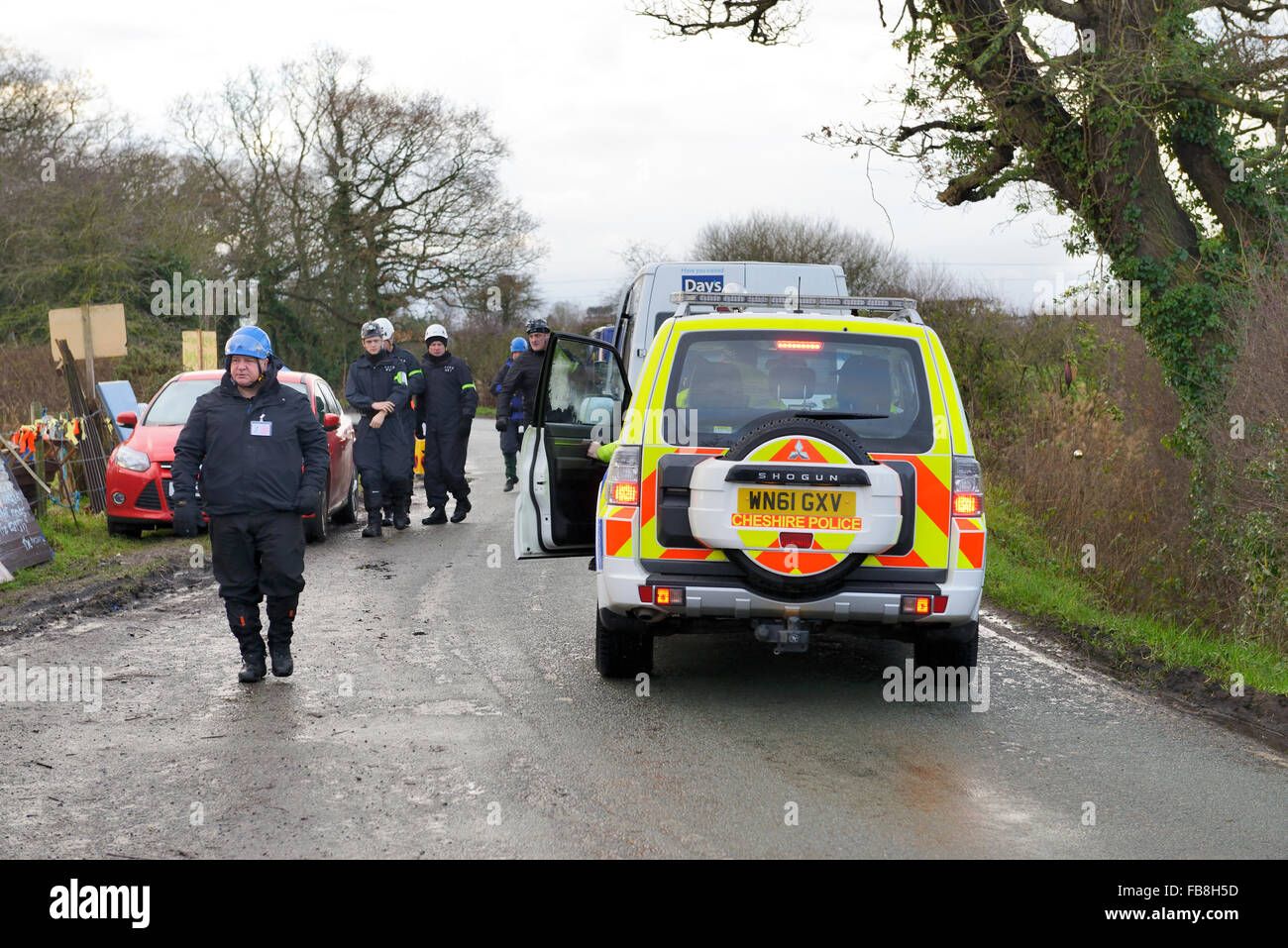 Chester, UK. 12. Januar 2016. Gerichtsvollzieher und Polizei weiterhin an Upton Gemeinschaftsschutz Camp ankommen, wie es von Einheimischen und Demonstrant bekannt ist. Eine Erhebung über Upton ergab, dass 86 % der Einwohner gegen iGas Bohren für unkonventionelle Gasgewinnung in ihrem Gebiet waren. Bildnachweis: Dave Ellison/Alamy Live-Nachrichten Stockfoto