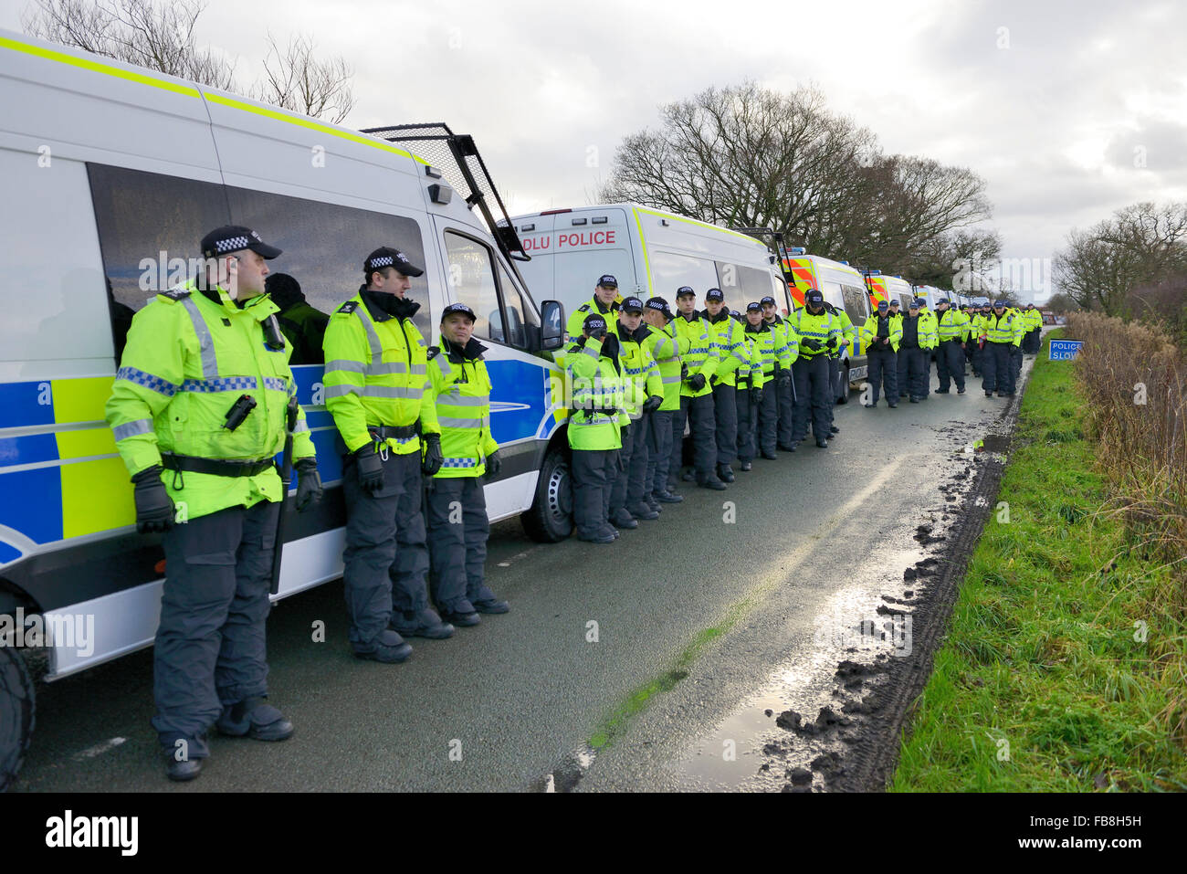 Chester, UK. 12. Januar 2016. Ein großes Polizeiaufgebot, ca. 200 Personal geschätzt organisieren sich entlang der Spur. Bildnachweis: Dave Ellison/Alamy Live-Nachrichten Stockfoto