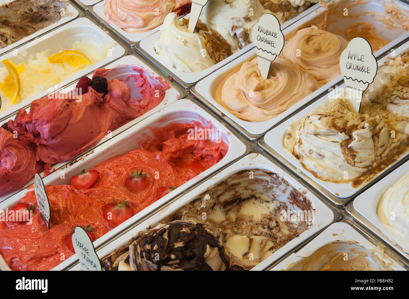 Auswahl an Eis Aromen - Portsoy Ice Cream, Aberdeenshire, Schottland. Stockfoto
