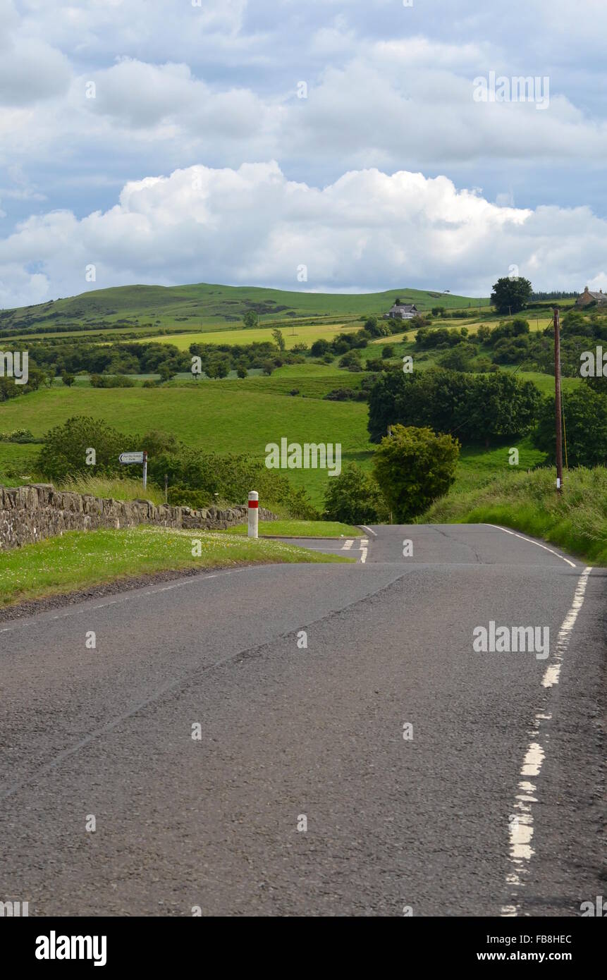 Straße in Richtung grüne Hügel, West Lothian, Schottland Stockfoto