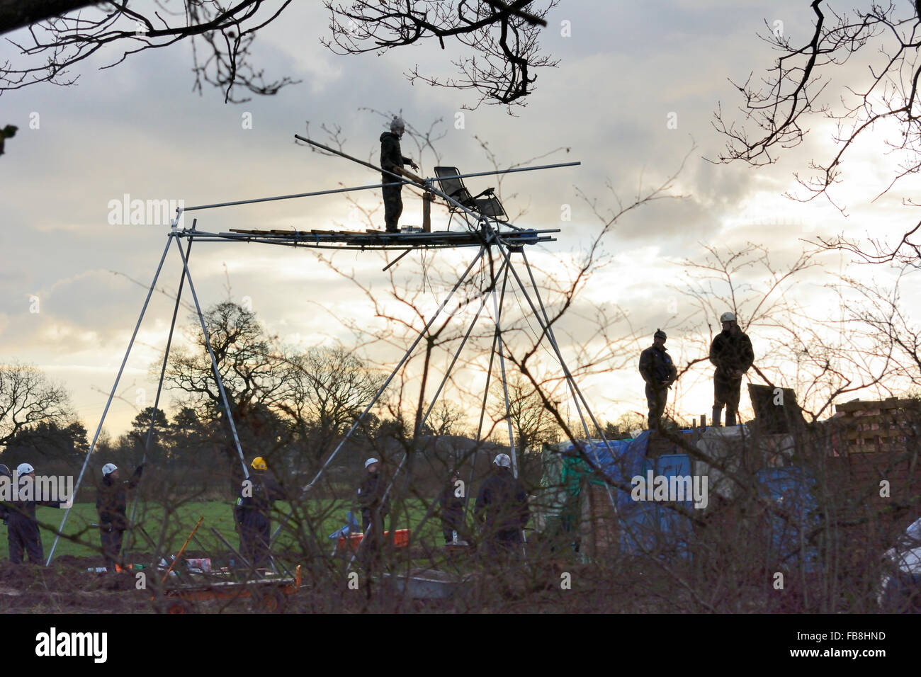 Chester, UK. 12. Januar 2016. Demonstrant Stand triumphierend auf seinem Turmstruktur nach einem Sieg über den Gerichtsvollzieher um die Struktur zu klettern. Er hat mehrere Lock-on-Geräte bereit, den Gerichtsvollzieher mit der Räumung zu behindern. Bildnachweis: Dave Ellison/Alamy Live-Nachrichten Stockfoto