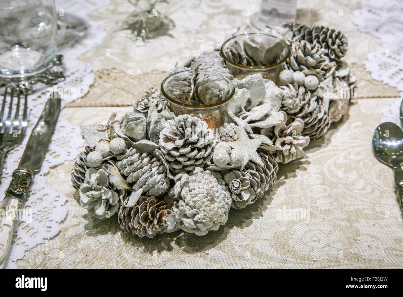 Weihnachten Tannenbaum mit Kerzen und Zapfen Stockfoto