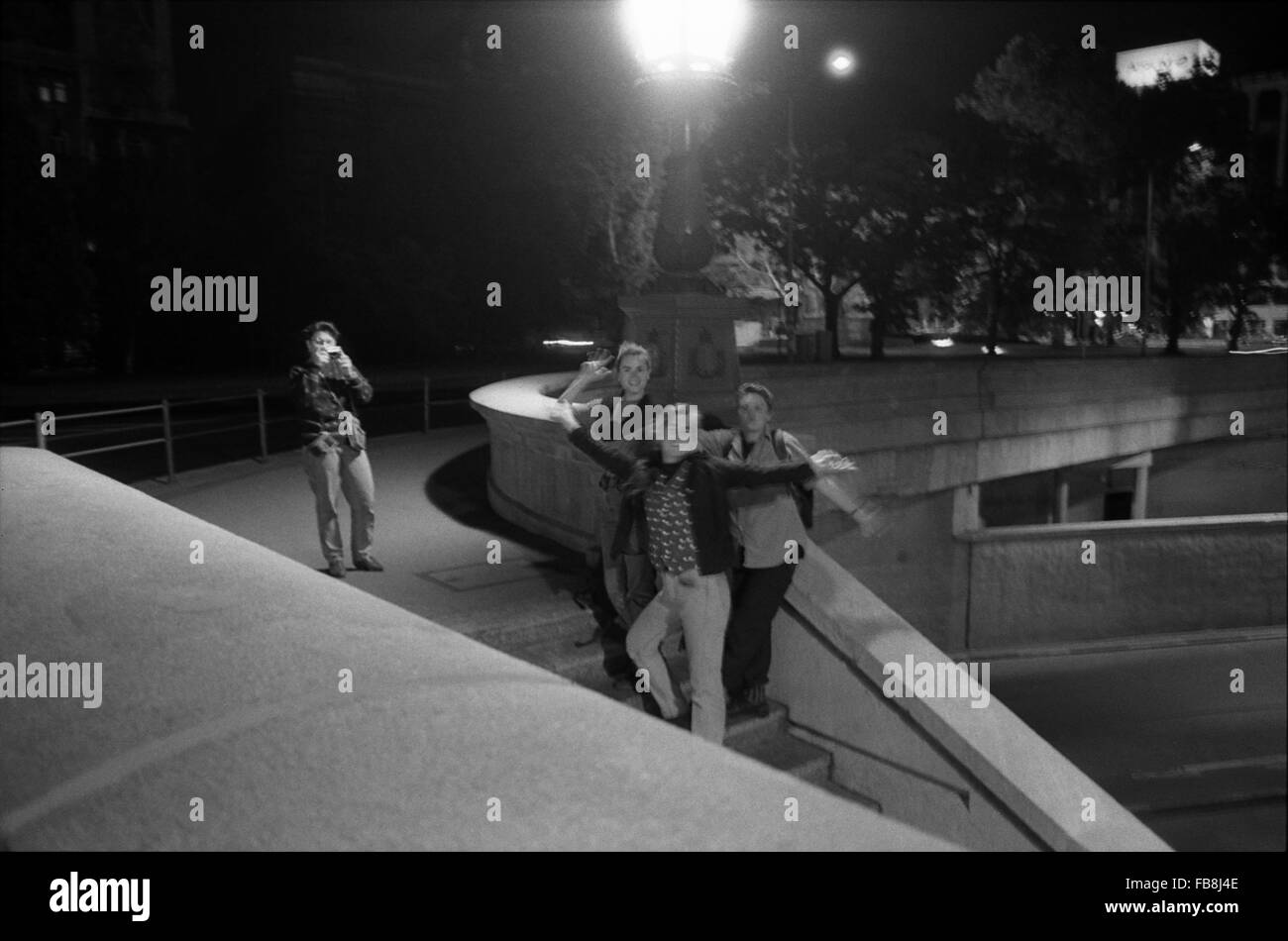 Blick auf Bupapest zum Zeitpunkt der neunziger Jahre. -1990 - Ungarn / Budapest - Blick auf Bupapest zum Zeitpunkt der neunziger Jahre. -Nightlife-Szene. Ein Fotograf und eine Gruppe von Jugendlichen posiert in "Ketten-Brücke".   -Philippe Gras / Le Pictorium Stockfoto