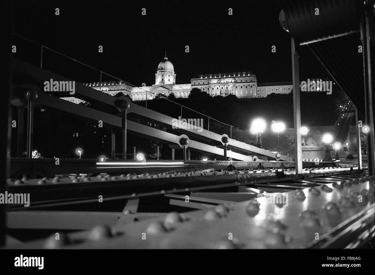 Blick auf Bupapest zum Zeitpunkt der neunziger Jahre. -1990 - Ungarn / Budapest - Blick auf Bupapest zum Zeitpunkt der neunziger Jahre. -Nachtansicht. Architektur des Schlosses"Buda".   -Philippe Gras / Le Pictorium Stockfoto