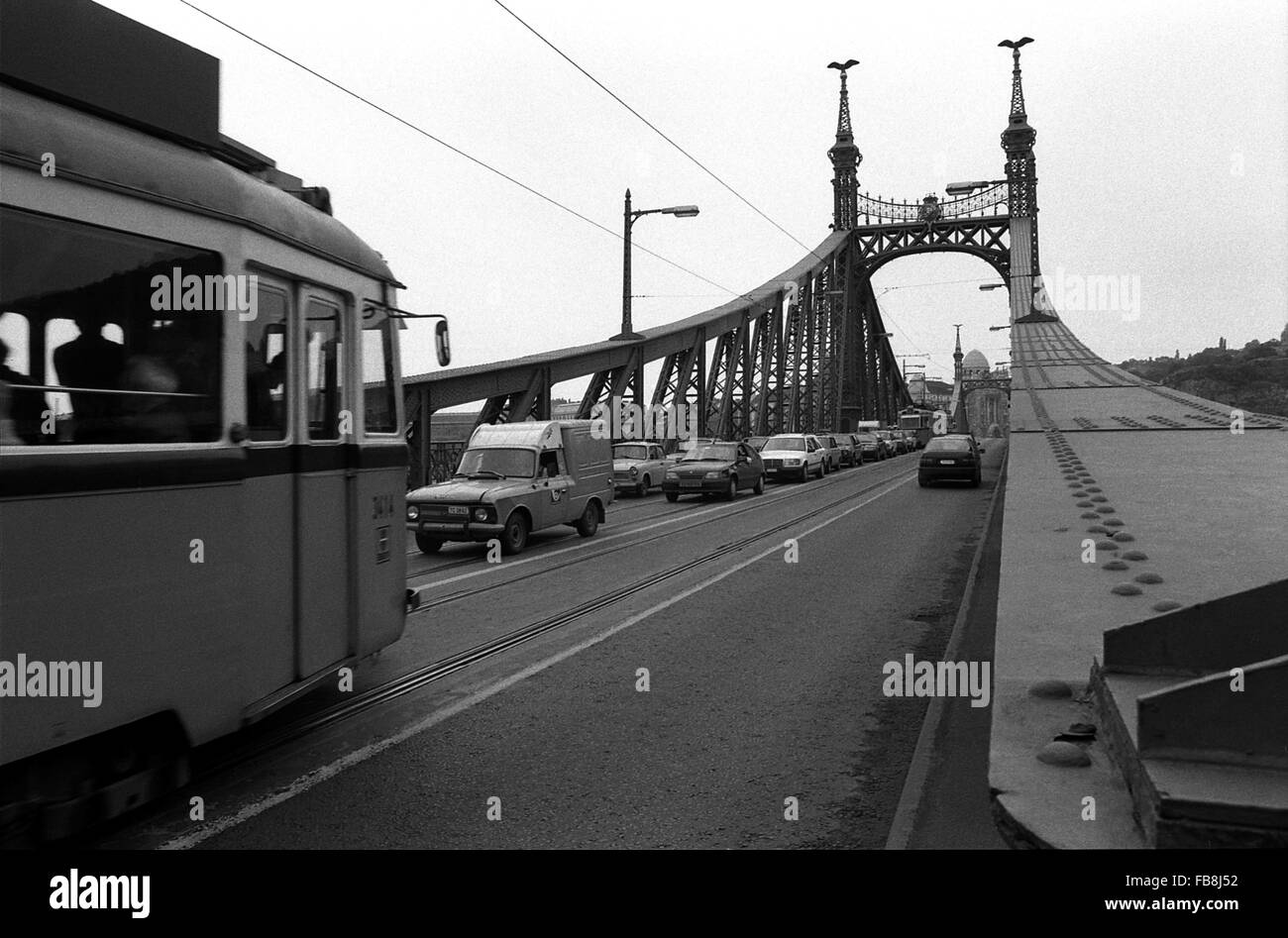 Blick auf Bupapest zum Zeitpunkt der neunziger Jahre. -1990 - Ungarn / Budapest - Blick auf Bupapest zum Zeitpunkt der neunziger Jahre. -Autos und Straßenbahn in die Freiheit zu überbrücken ('Szabadsag hid' Brücke) - Philippe Gras / Le Pictorium Stockfoto