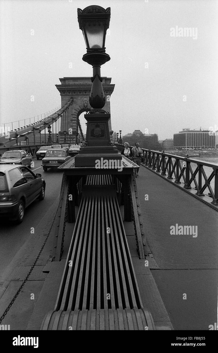 Blick auf Bupapest zum Zeitpunkt der neunziger Jahre. -1990 - Ungarn / Budapest - Blick auf Bupapest zum Zeitpunkt der neunziger Jahre. -Perspektive und Straßenlaterne in "Ketten zu überbrücken".   -Philippe Gras / Le Pictorium Stockfoto