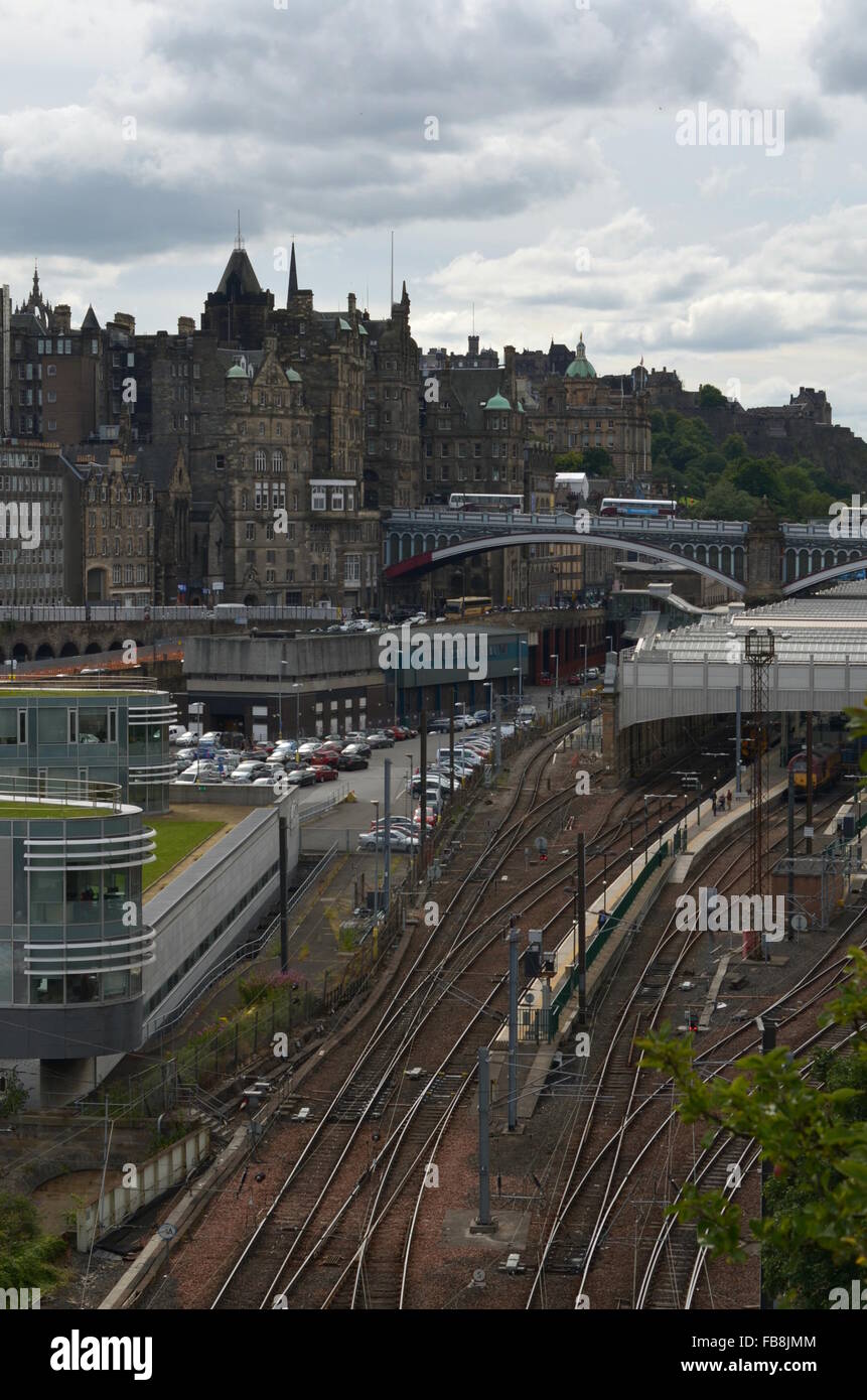 Blick auf die Eisenbahn in Richtung Bahnhof und Stadtzentrum von Edinburgh, Schottland Stockfoto