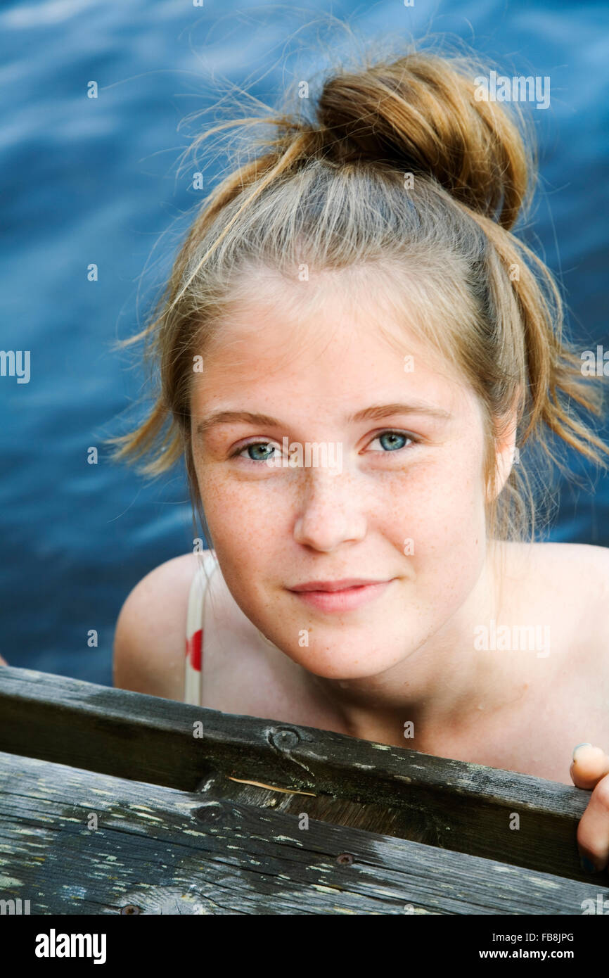 Schweden Dalarna Porträt Von Teenager Mädchen 16 17 Schwimmen Im 