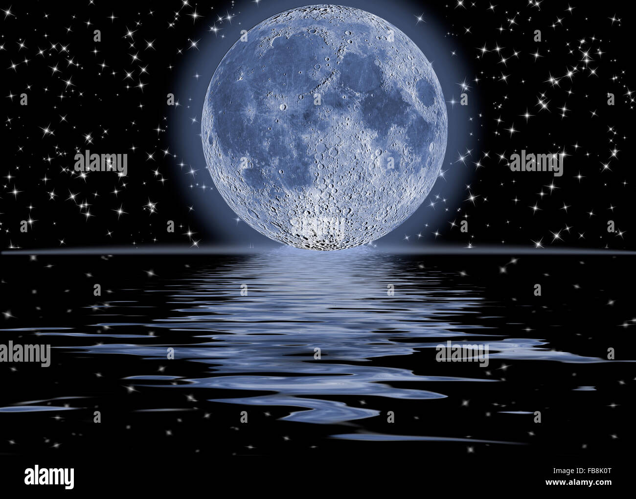 Vollmond mit Sternenhimmel im dunklen Wasser Stockfoto