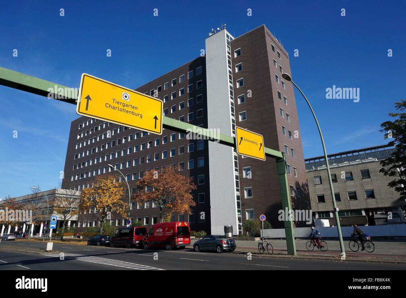 Die Registrierungsstelle für Flüchtlinge in der Bundesallee in Berlin Wilmersdorf, Deutschland, 26. Oktober 2015. Seit Oktober/November 2015, das Bundesamt für Migration und Flüchtlinge (BAMF), das Teil des Regionalbüros für Gesundheit und Soziales (LAGeSo), der Ausländerbehörde und der Bundesanstalt für Arbeit haben befindet sich im Gebäude von der ehemaligen Landesbank Berlin (LBB) um die Registrierung der Flüchtlinge zu beschleunigen und das Regionalbüro für Gesundheit und Soziales zu entlasten. Foto: S. Steinach - kein Draht-Dienst- Stockfoto