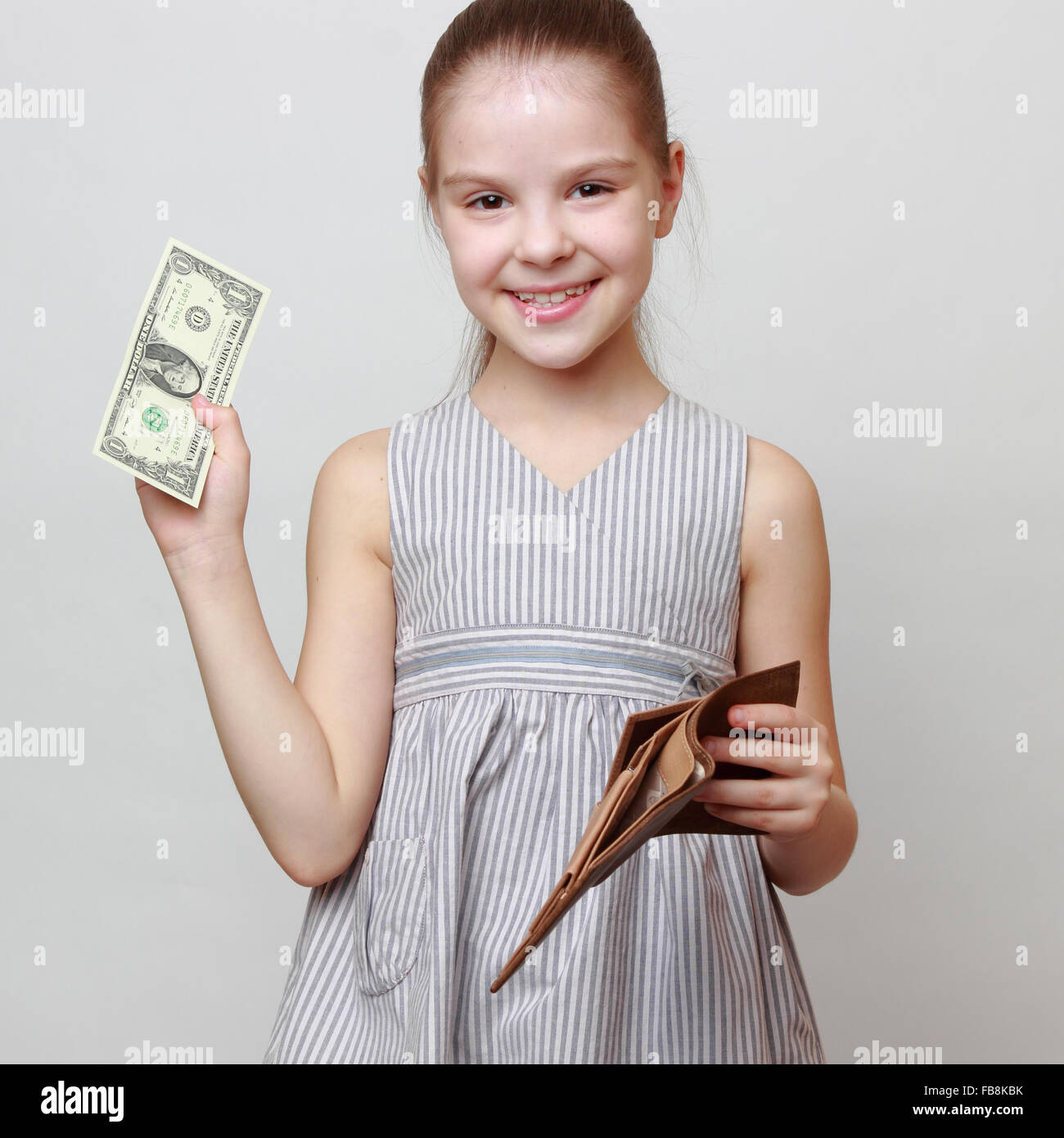 Wunderschönes kleines Mädchen mit Bargeld US-Dollar Stockfoto