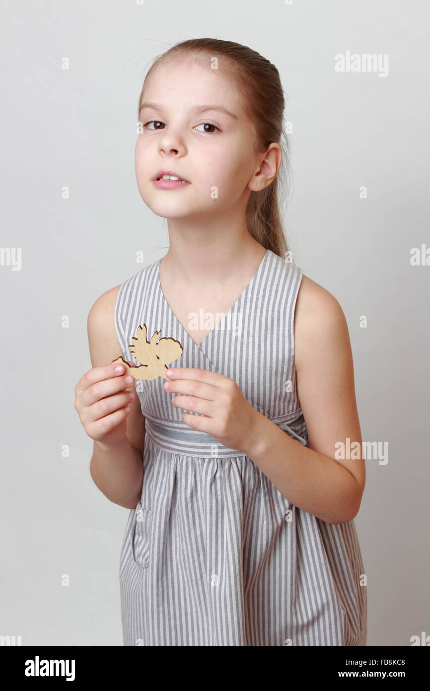 Smiley europäischen Mädchen Holding hölzernen Engel auf Urlaub Weihnachten Stockfoto