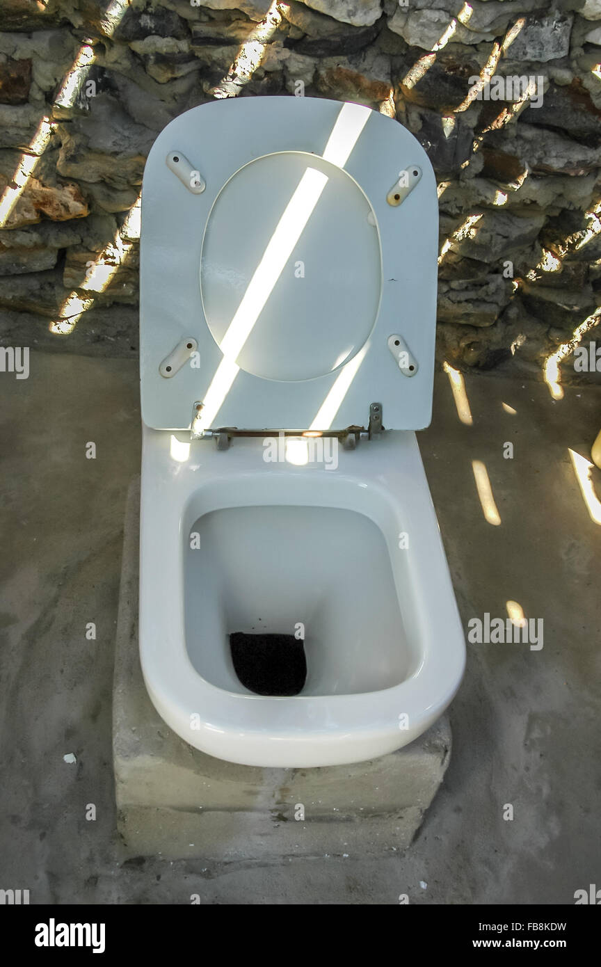 Moderne Version einer langen Drop Toilette an einem Picknickplatz in den Etosha Nationalpark in Namibia Stockfoto