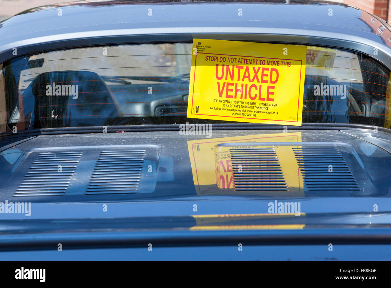 Unversteuerten Fahrzeug Hinweis auf die Heckscheibe vom Auto ohne Steuer gezahlt, England, Großbritannien Stockfoto