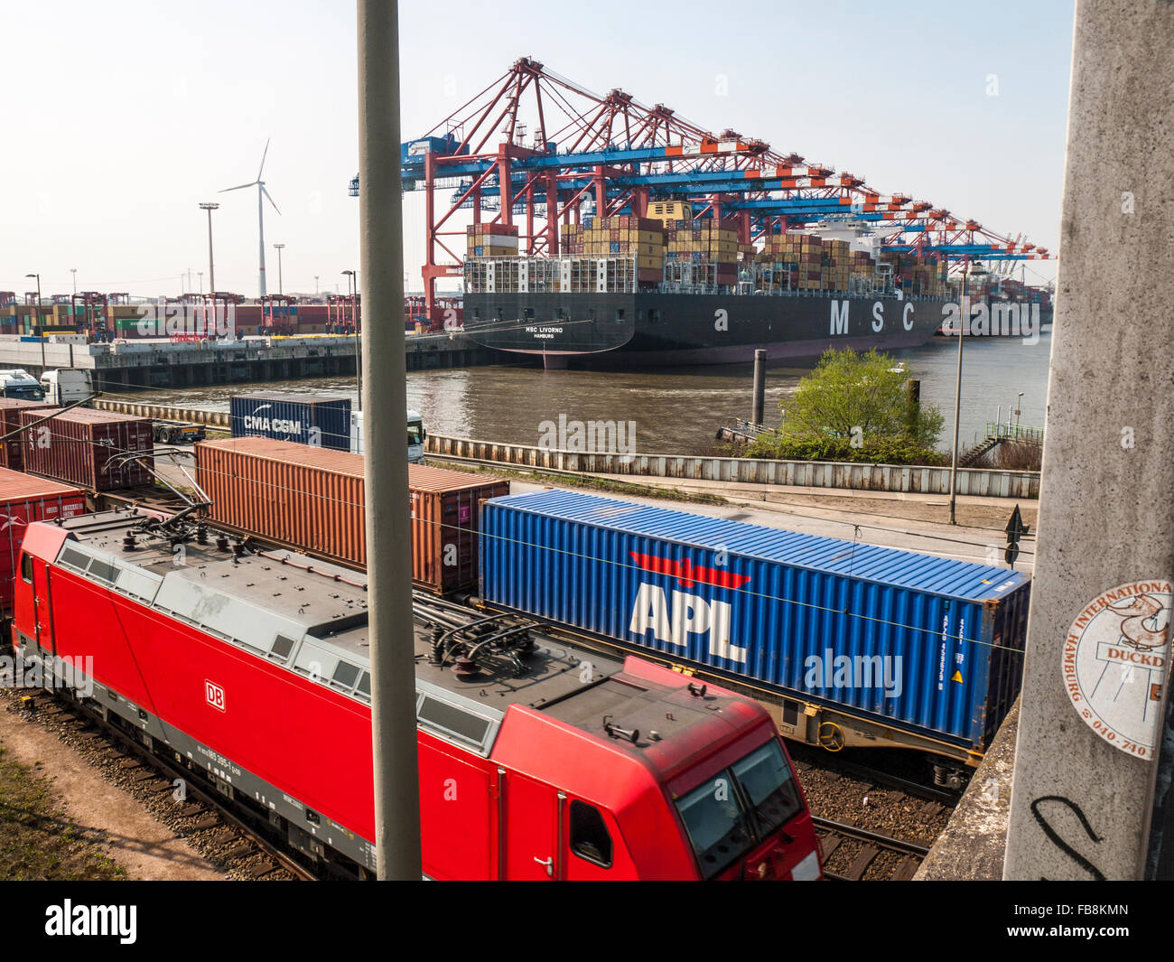 Container-Transporte in den Hafen von Hamburg, Deutschland. Stockfoto