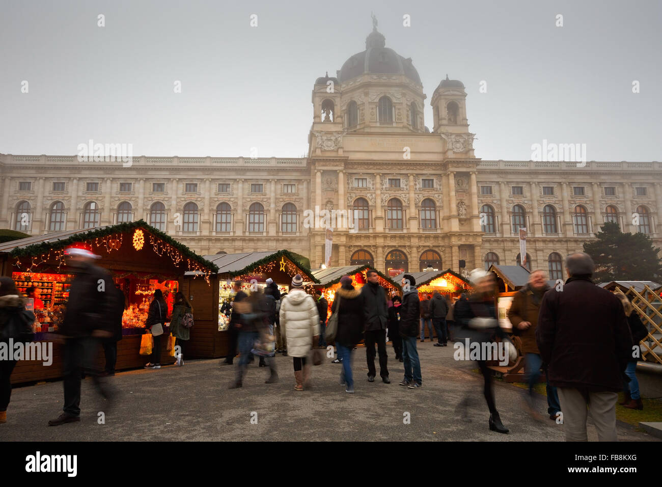 Weihnachtsmarkt vor dem Naturhistorischen Museum in Wien. Stockfoto