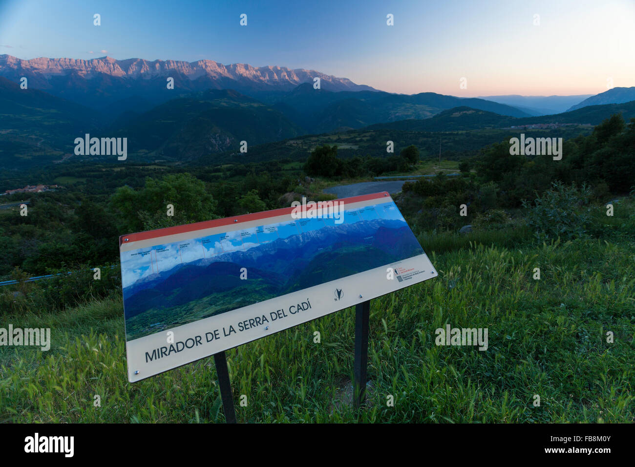 Informationen über Serra del Cadí Ankunft in Lles de Cerdanya in Pyrenäen Stockfoto