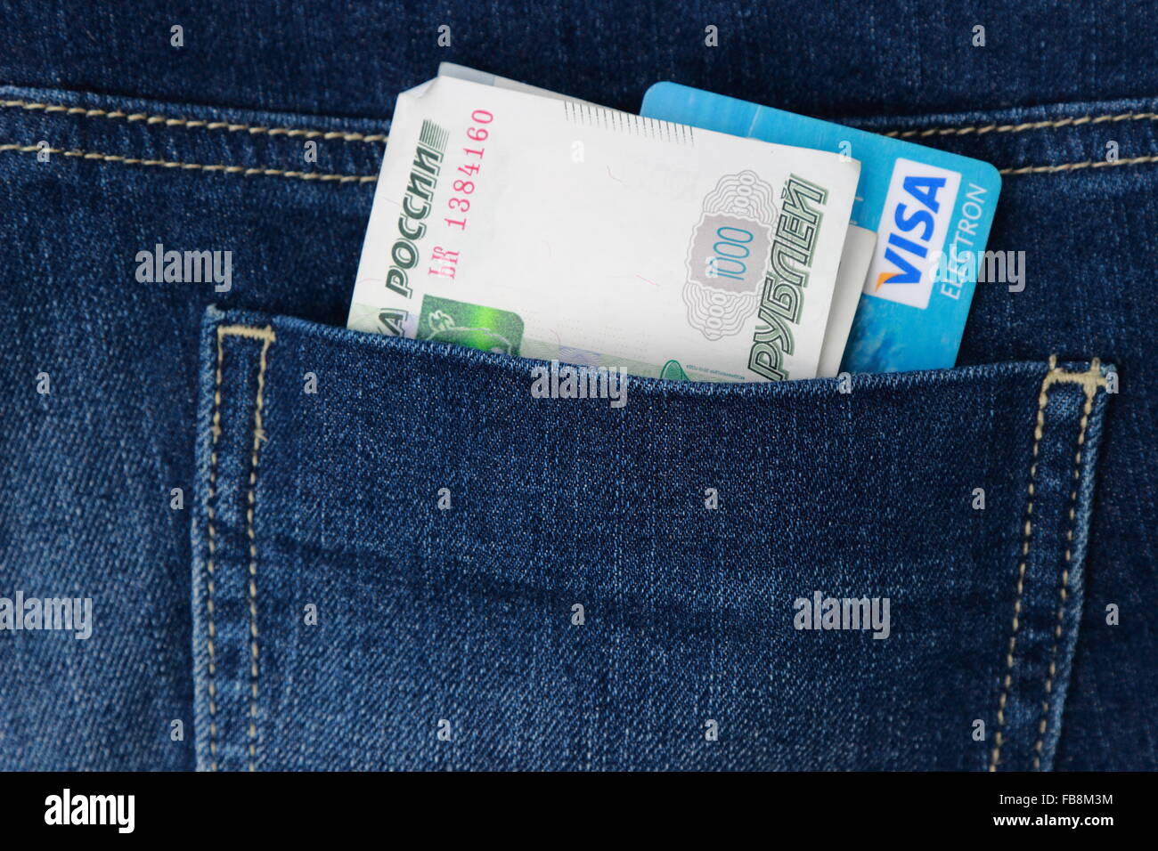 Russische Visa-Electron Geld und Autos Stockfoto