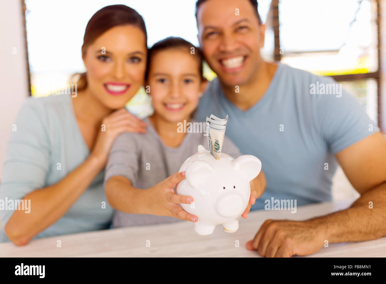 schöne Familie spart Geld für eine bessere Zukunft Stockfoto