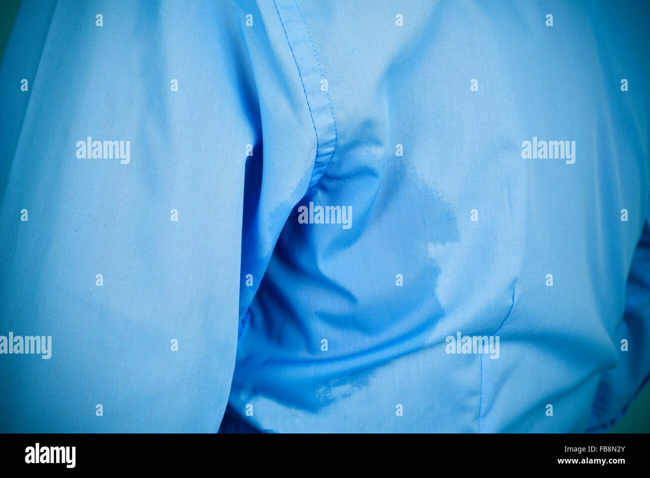 Nahaufnahme eines Mannes trägt ein blaues Hemd mit einer Achsel Schweiß-Fleck Stockfoto