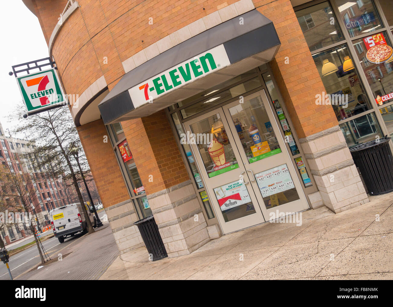 ARLINGTON, VIRGINIA, USA - 7-Eleven Convenience-Store in Clarendon Nachbarschaft. Stockfoto