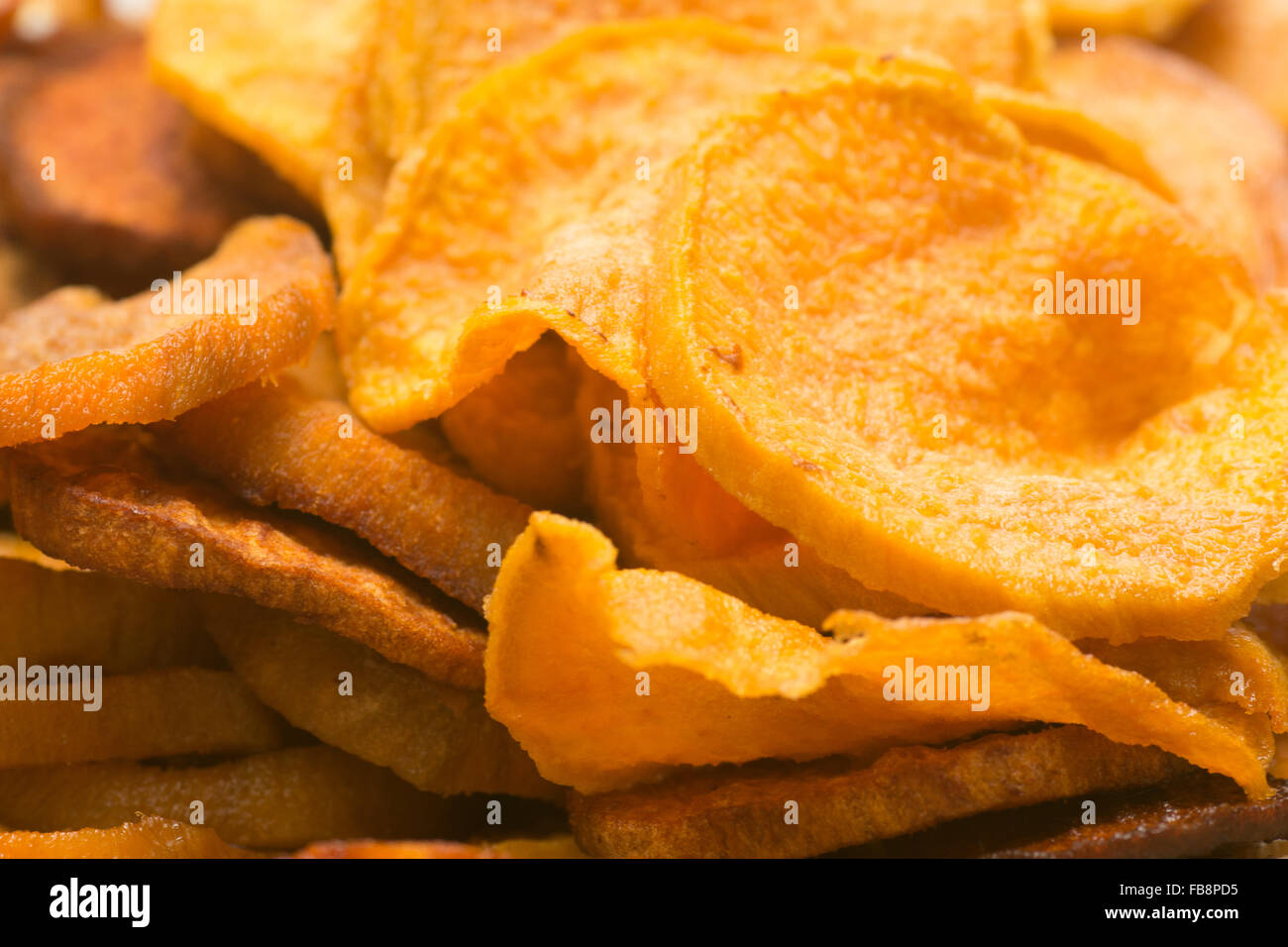 Frittierte süße Kartoffel-Chips - ein typisches Essen in Peru Stockfoto