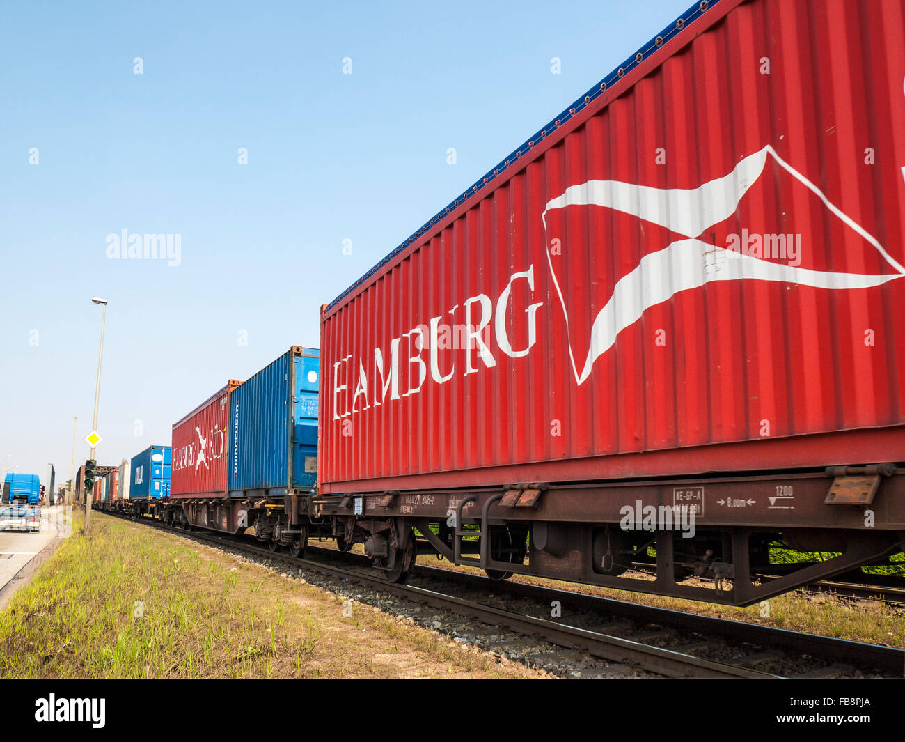Container-Transporte in den Hafen von Hamburg, Deutschland. Stockfoto