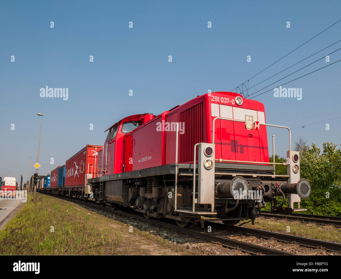 Container-Transporte in den Hafen von Hamburg, Deutschland. Stockfoto