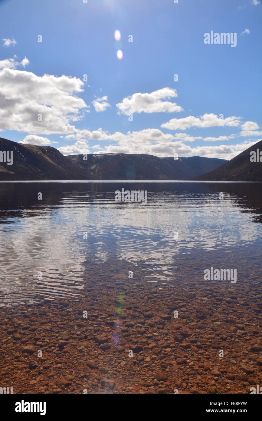 Wellig Loch, See-through Wasser blau Himmel Stockfoto