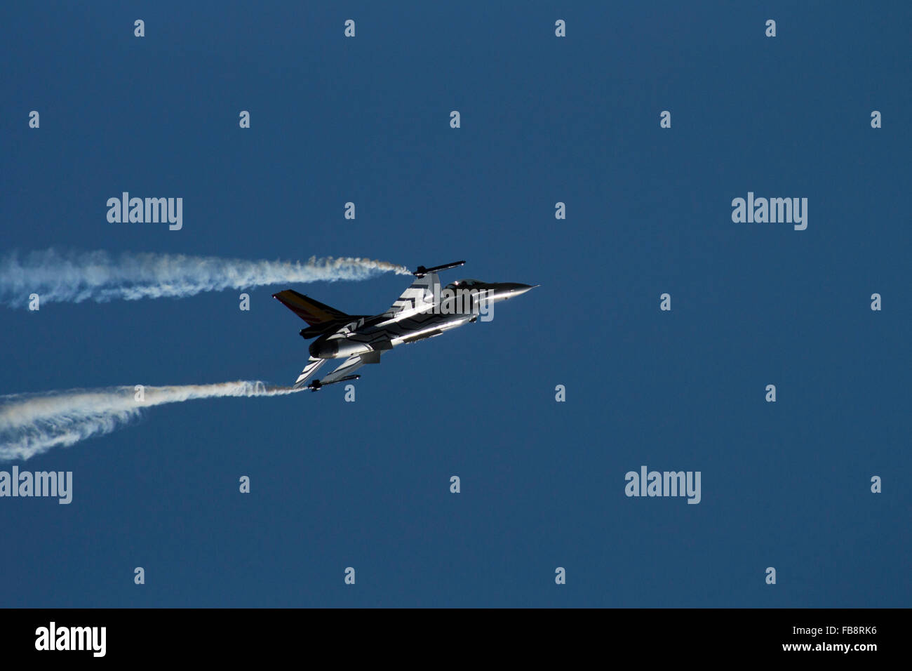 Kampfjet Flugzeug mit Raketen gegen den tiefblauen Himmel mit weißer Rauch bei Flugschau. International Air Tattoo 2015 Stockfoto
