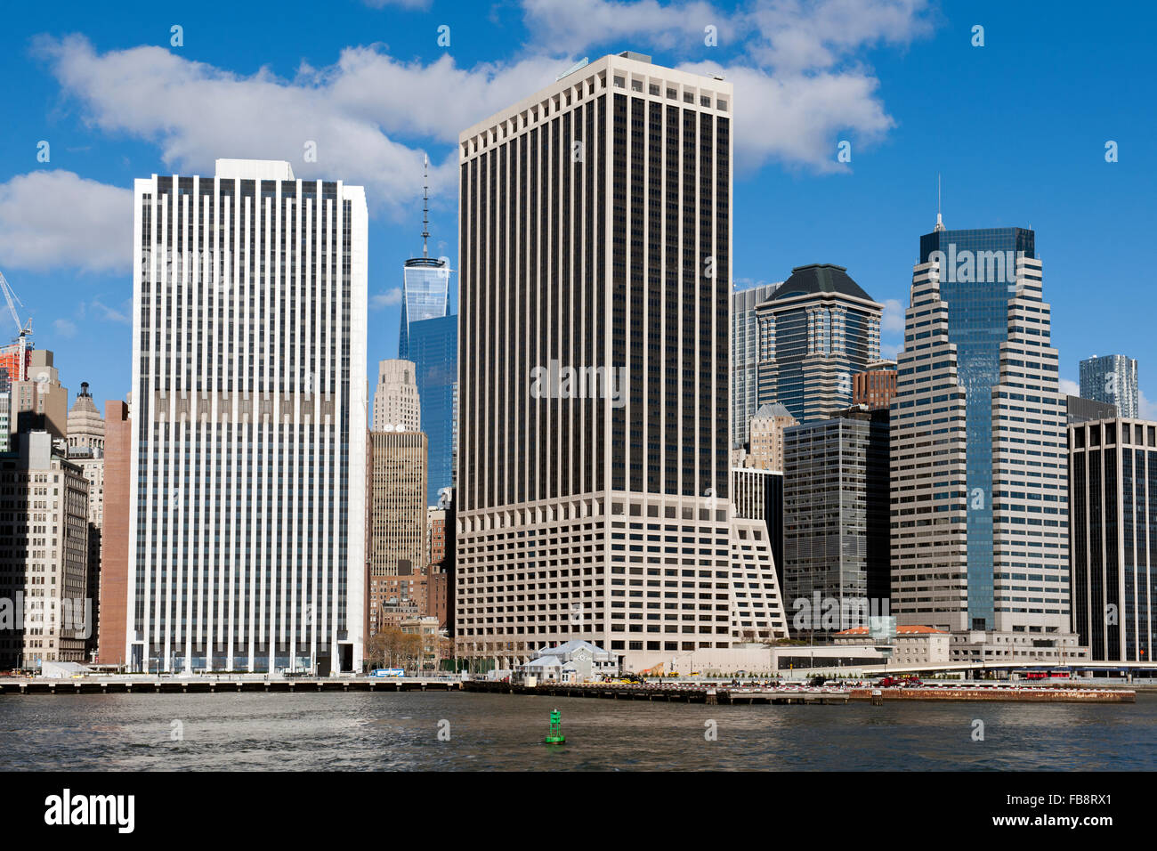 Lower Manhattan als Sen vom East River in Manhattan, New York City, NY, USA. Stockfoto