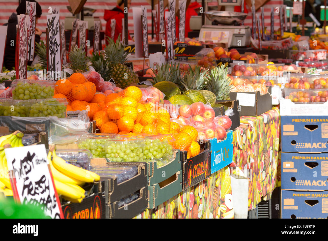 Marktstand mit frischem Obst und Gemüse auf dem Display für Verkauf auf dem zweimal wöchentlich Markt in Bedford, Bedfordshire, England Stockfoto