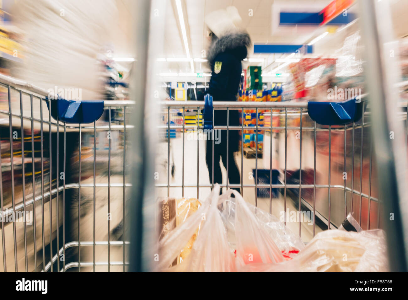 Supermarkt-Einkaufswagen POV und die unscharfen Hintergrund. Stockfoto