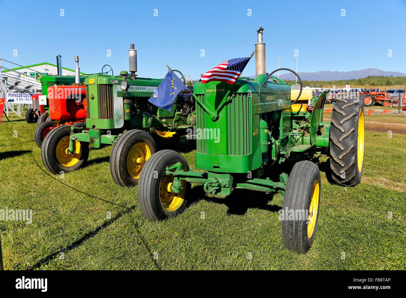 John Deere & Allis Chalmers Traktoren auf dem Display, 2015 Alaska State Fair. Stockfoto