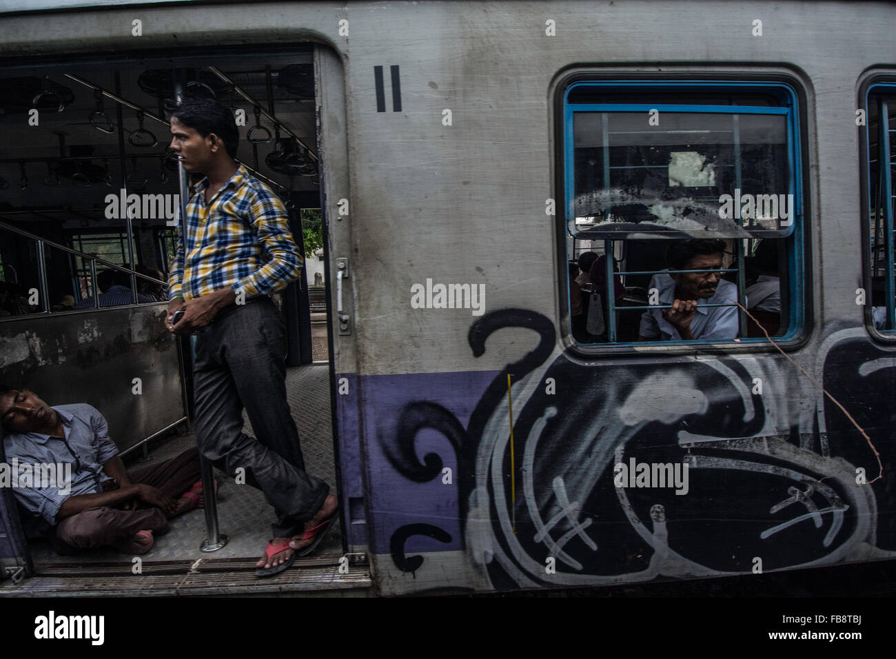 Passagiere, die ein indischer Zug aus der Tür auf. Stockfoto
