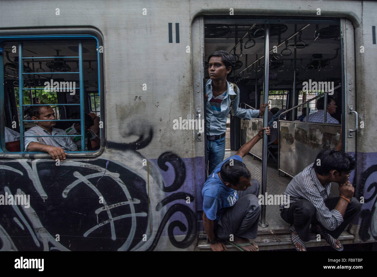 Passagiere, die ein indischer Zug aus der Tür auf. Stockfoto
