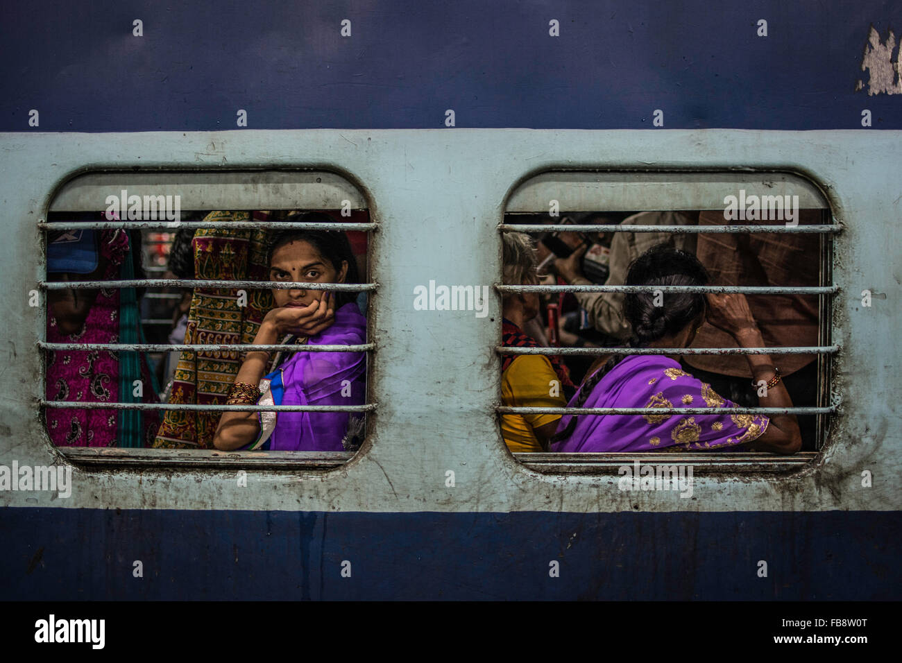 Auf der Suche von Türen oder Fenstern. Indische Eisenbahn, Indien. Stockfoto