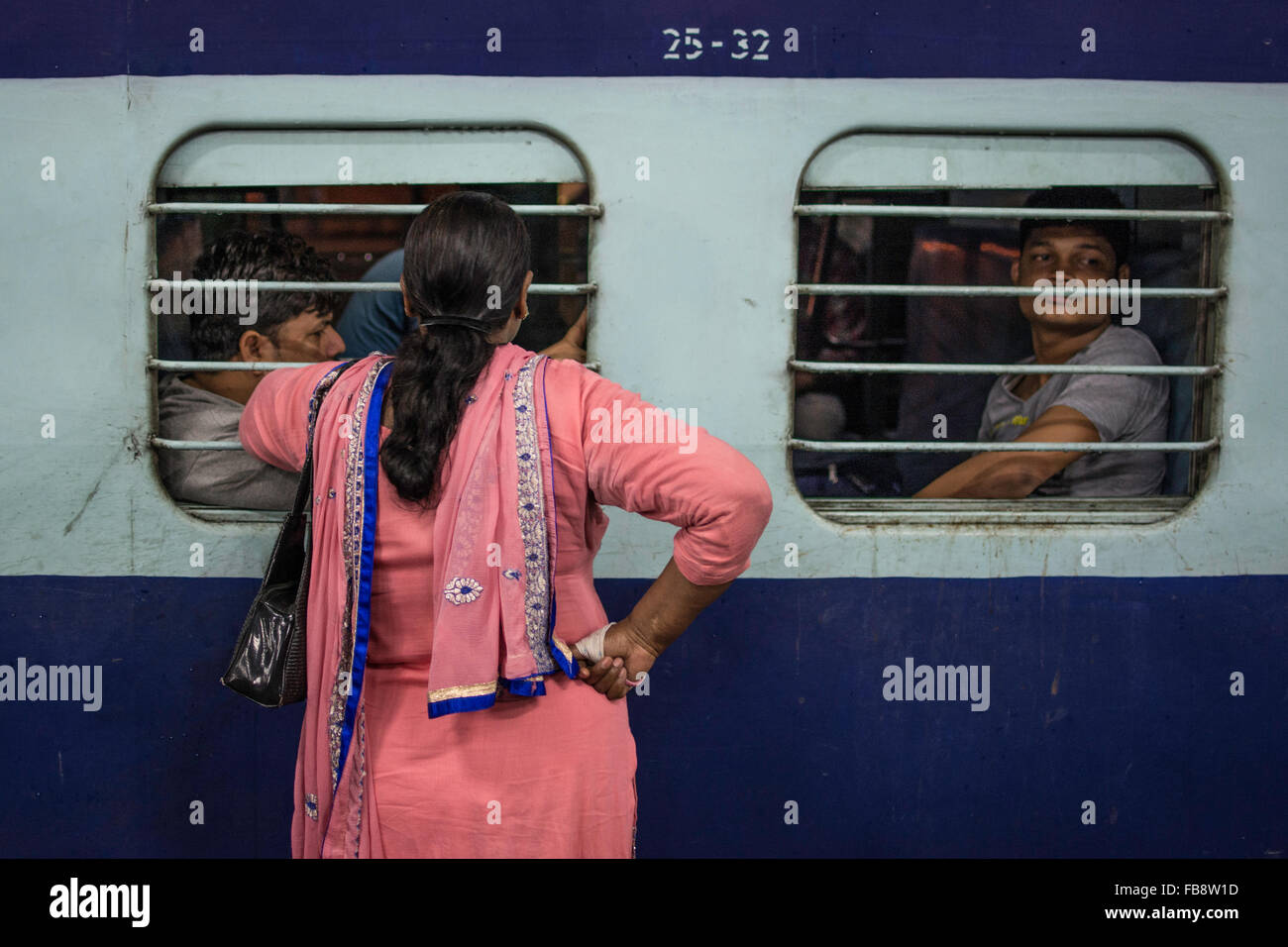 Auf der Suche von Türen oder Fenstern. Indische Eisenbahn, Indien. Stockfoto