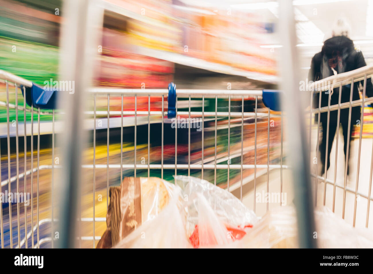 Supermarkt-Einkaufswagen POV und die unscharfen Hintergrund. Stockfoto