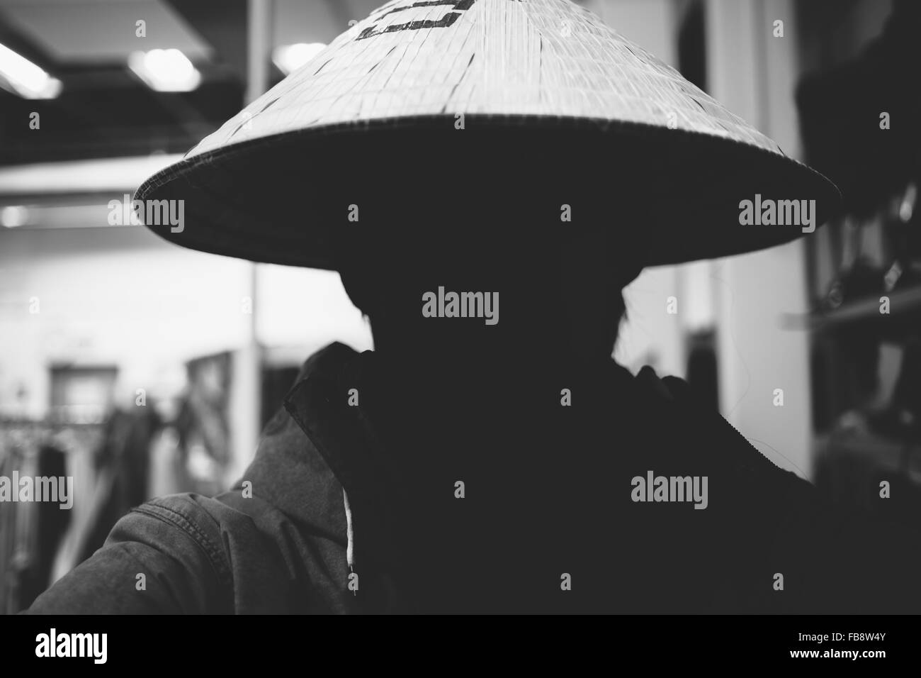 Silhouette der Person in einen Reis-Hut. Stockfoto