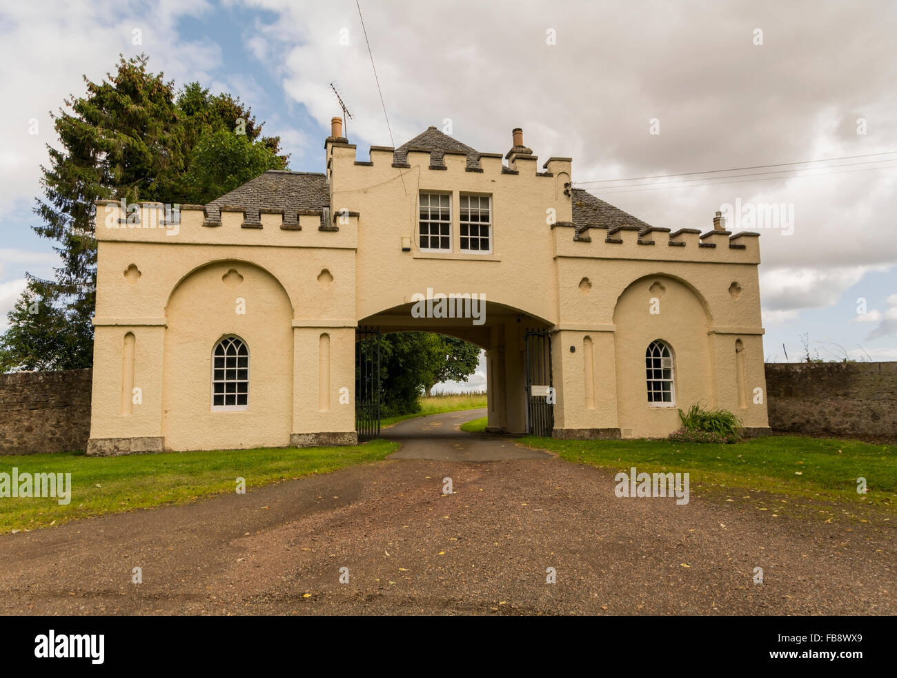 Das beeindruckende North Lodge-Tor zur Saltoun Hall, im Besitz von Fletchers - Nachkommen von Herrn Fletcher 'Patriot'. Stockfoto