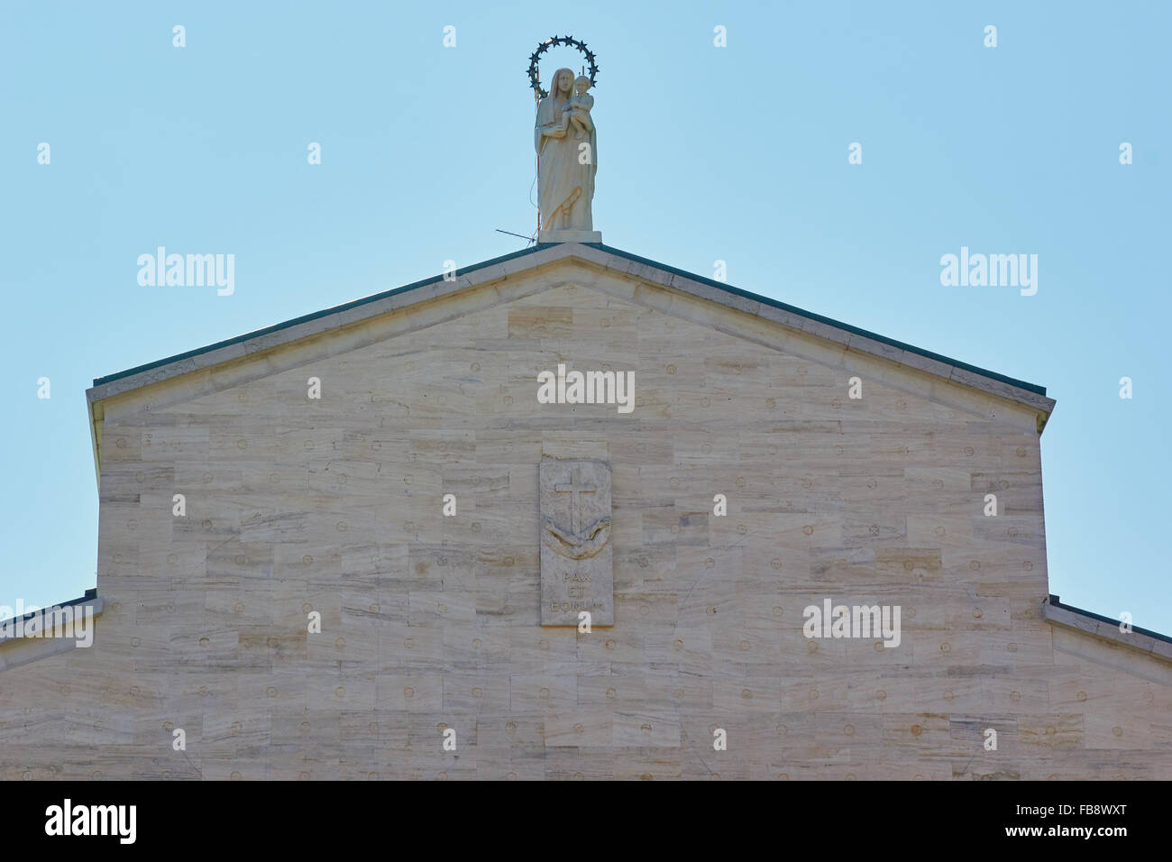 Statue der Jungfrau Maria mit Kind auf Dach der Chiesa Santa Maria Della Grazie Kirche San Giovanni Rotondo Apulien Puglia Italien Stockfoto