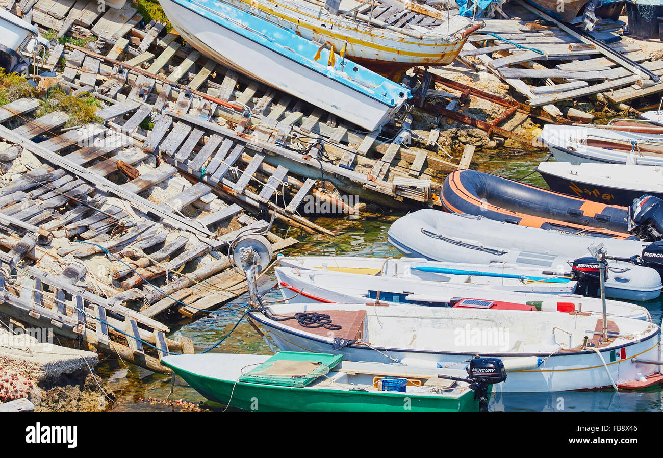 Boote und hölzerne Rampen, Isole Tremiti, Apulien, Italien, Europa Stockfoto