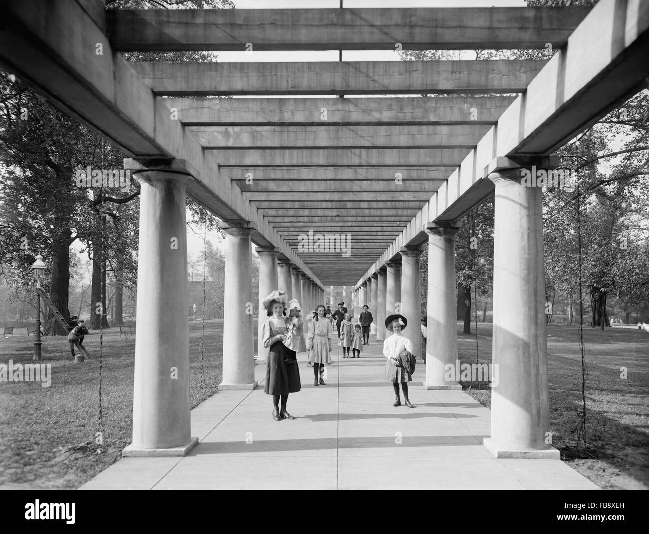 Porträt von Kindern auf der Kolonnade, Central Park, Louisville, Kentucky, USA, 1905 Stockfoto