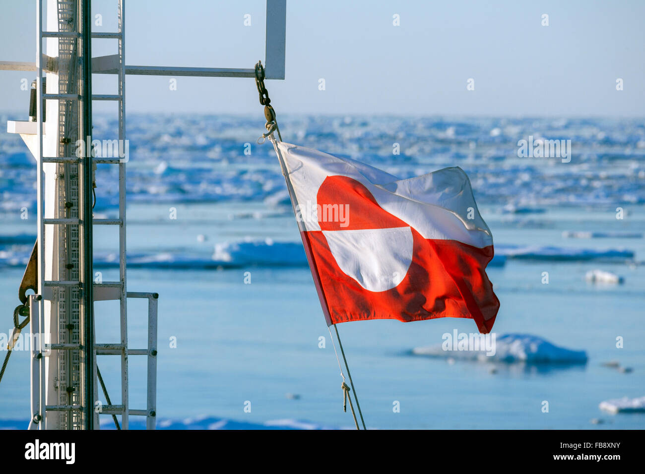 Flaggen der Grönland fliegen vom Mast von einem touristischen Eisbrecher Stockfoto