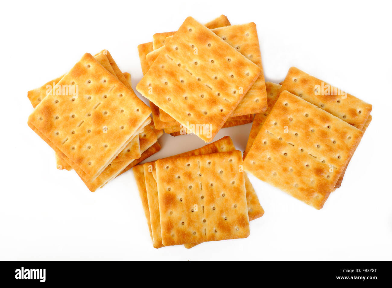 salzige Cracker auf weißem Hintergrund Stockfoto