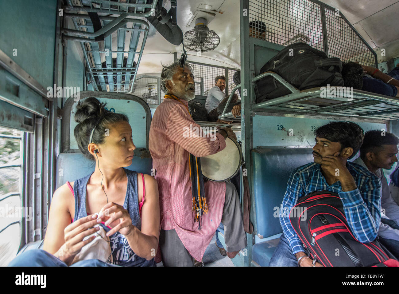 Reisender Musiker spielen für Passagiere auf einem indischen Zug. Stockfoto