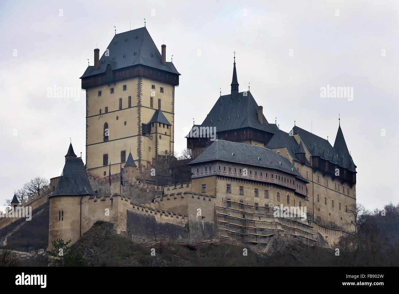 Karlstejn, Tschechische Republik. 29. Dezember 2015. Die Burg Karlstein wurde gegründet im Jahre 1348 vom böhmischen König und heiligen römischen Emperor Charles IV als Ort für die Aufbewahrung der königlichen Schätze, etwa 40 km südwestlich von Prag, Tschechische Republik, am 29. Dezember 2015. © Katerina Sulova/CTK Foto/Alamy Live-Nachrichten Stockfoto