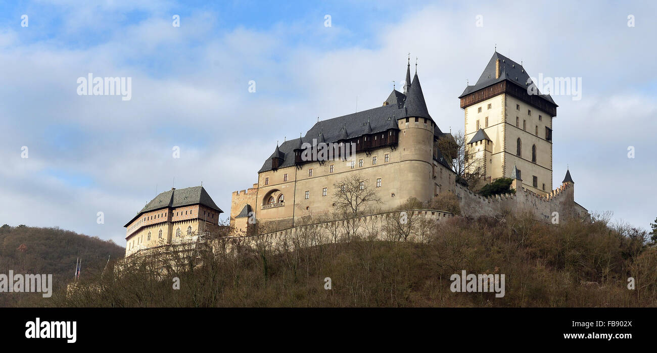 Karlstejn, Tschechische Republik. 29. Dezember 2015. Die Burg Karlstein wurde gegründet im Jahre 1348 vom böhmischen König und heiligen römischen Emperor Charles IV als Ort für die Aufbewahrung der königlichen Schätze, etwa 40 km südwestlich von Prag, Tschechische Republik, am 29. Dezember 2015. © Katerina Sulova/CTK Foto/Alamy Live-Nachrichten Stockfoto